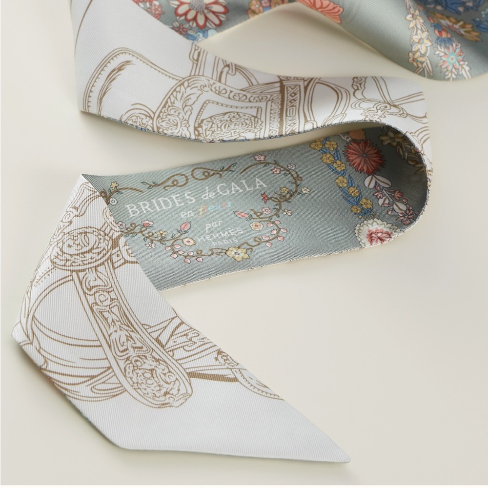 SOLD!! Hermès BRIDES DE GALA EN FLEURS
TWILLY in Vert Amande / Rose / Blanc